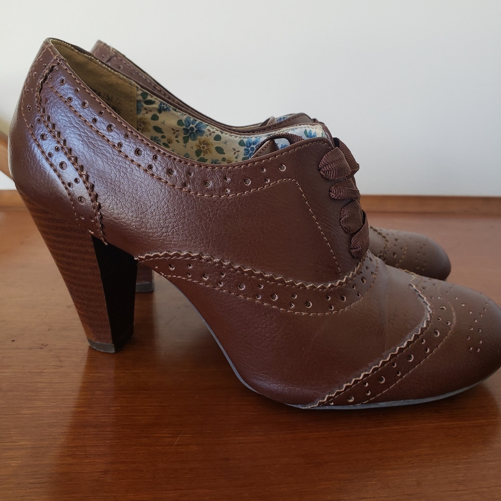 American Eagle Brown Oxford heels 7.5